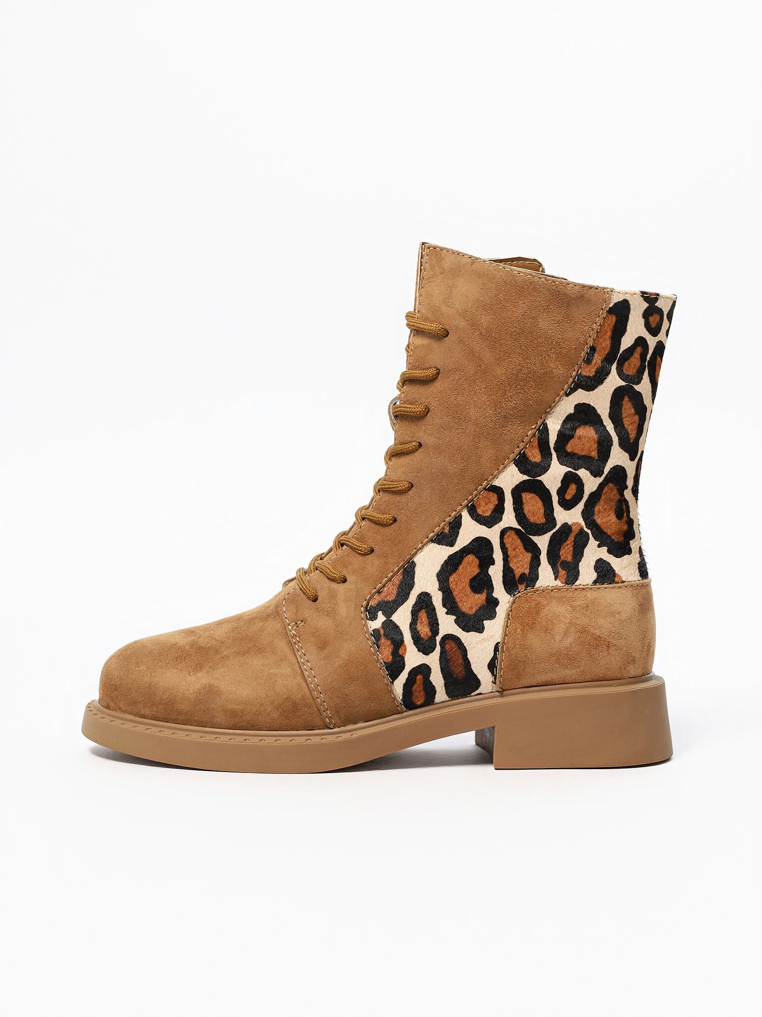 Ботинки комбинированные коричневого цвета на среднем широком каблуке